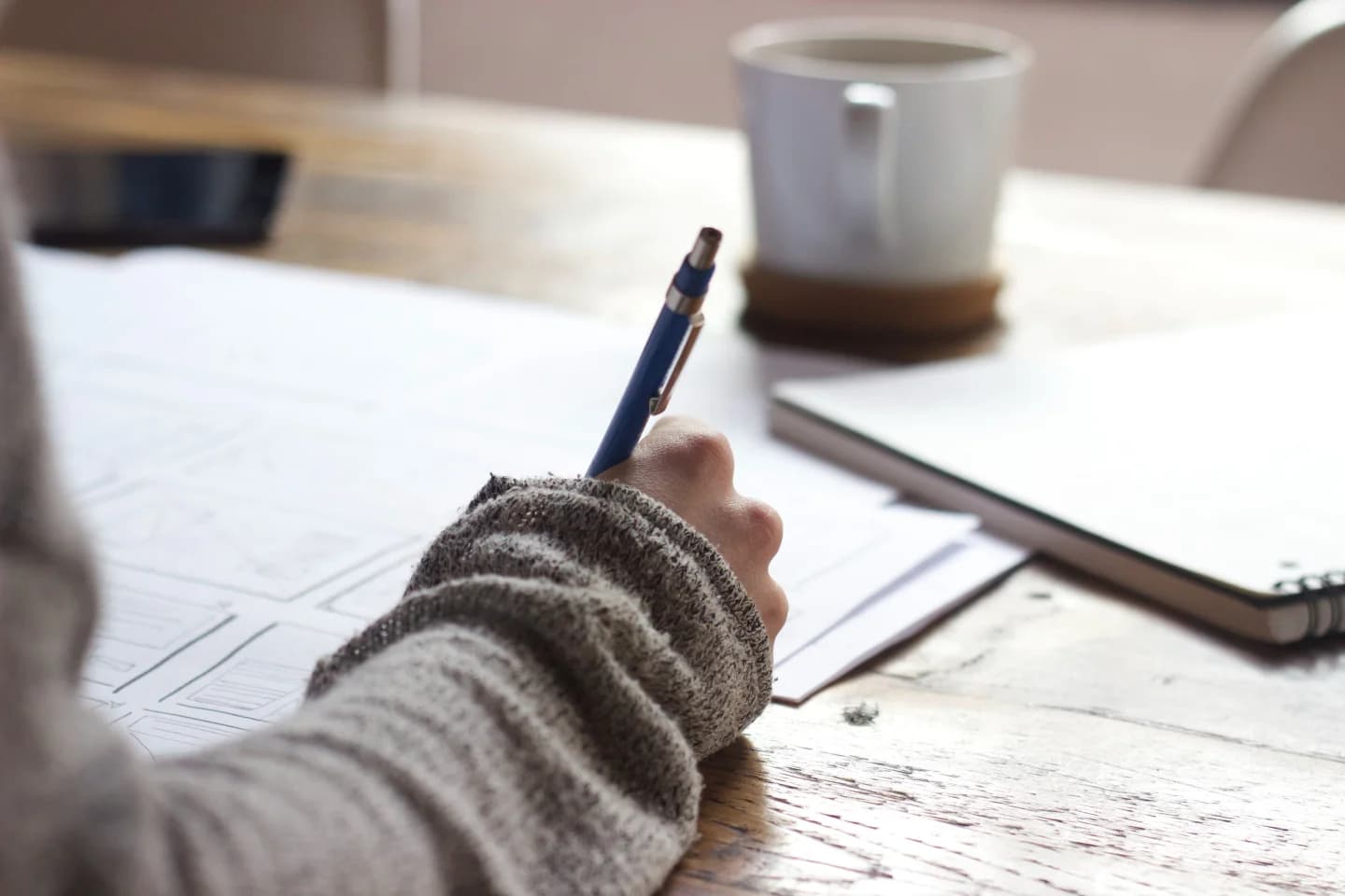 Planungsunterlagen und handschriftliche Notizen bei der Vorbereitung eines Vorhabens
